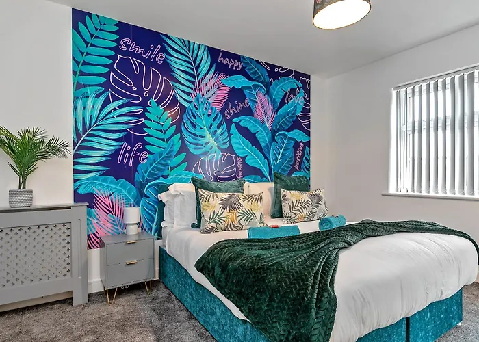Stunning Two Bedroom-Free Parking-Central Location-Two Bathrooms-Close To Airport & Station