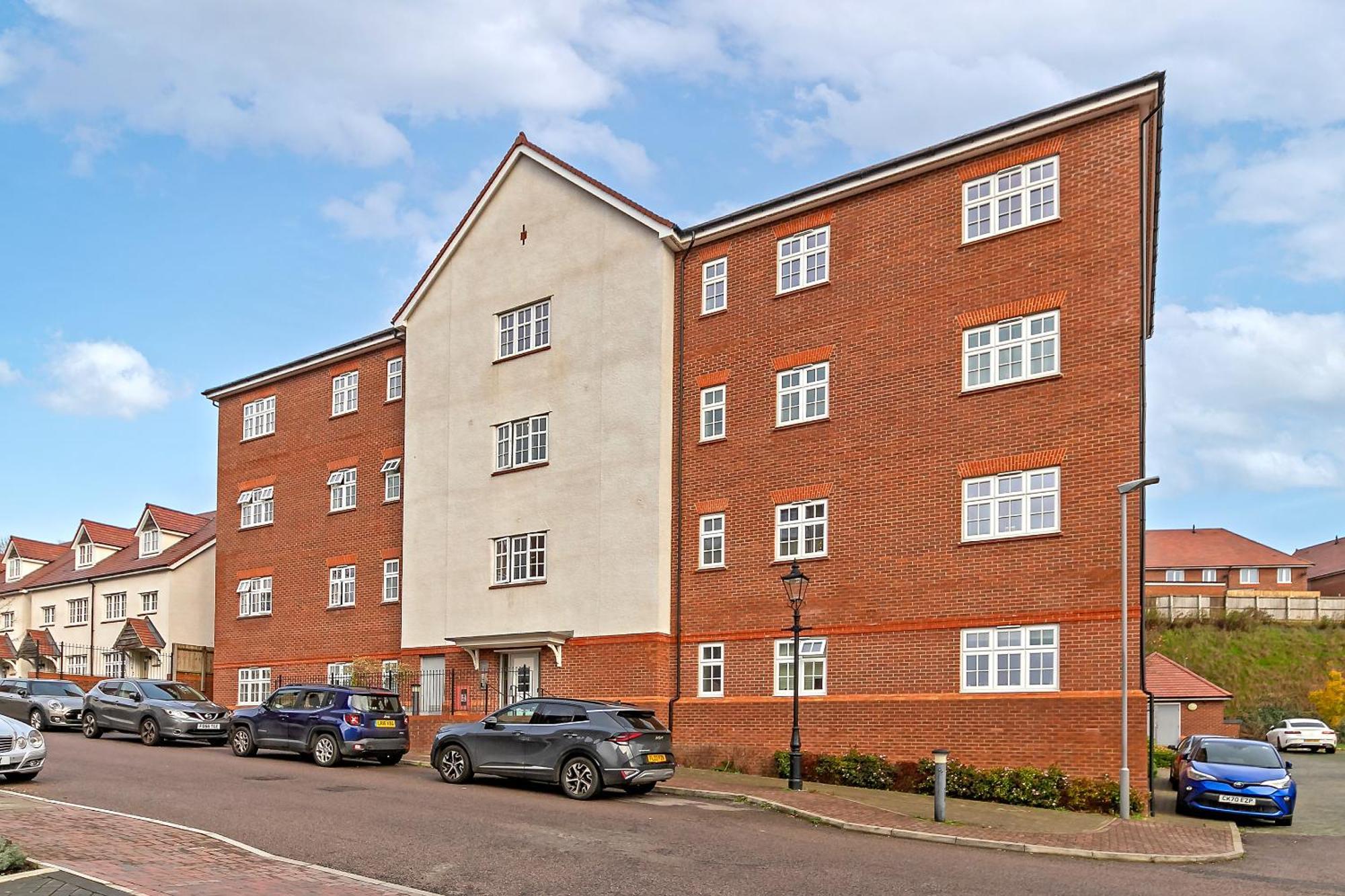 Stunning Two Bedroom-free Parking-central Location-two Bathrooms-close To Airport & Station Apartment