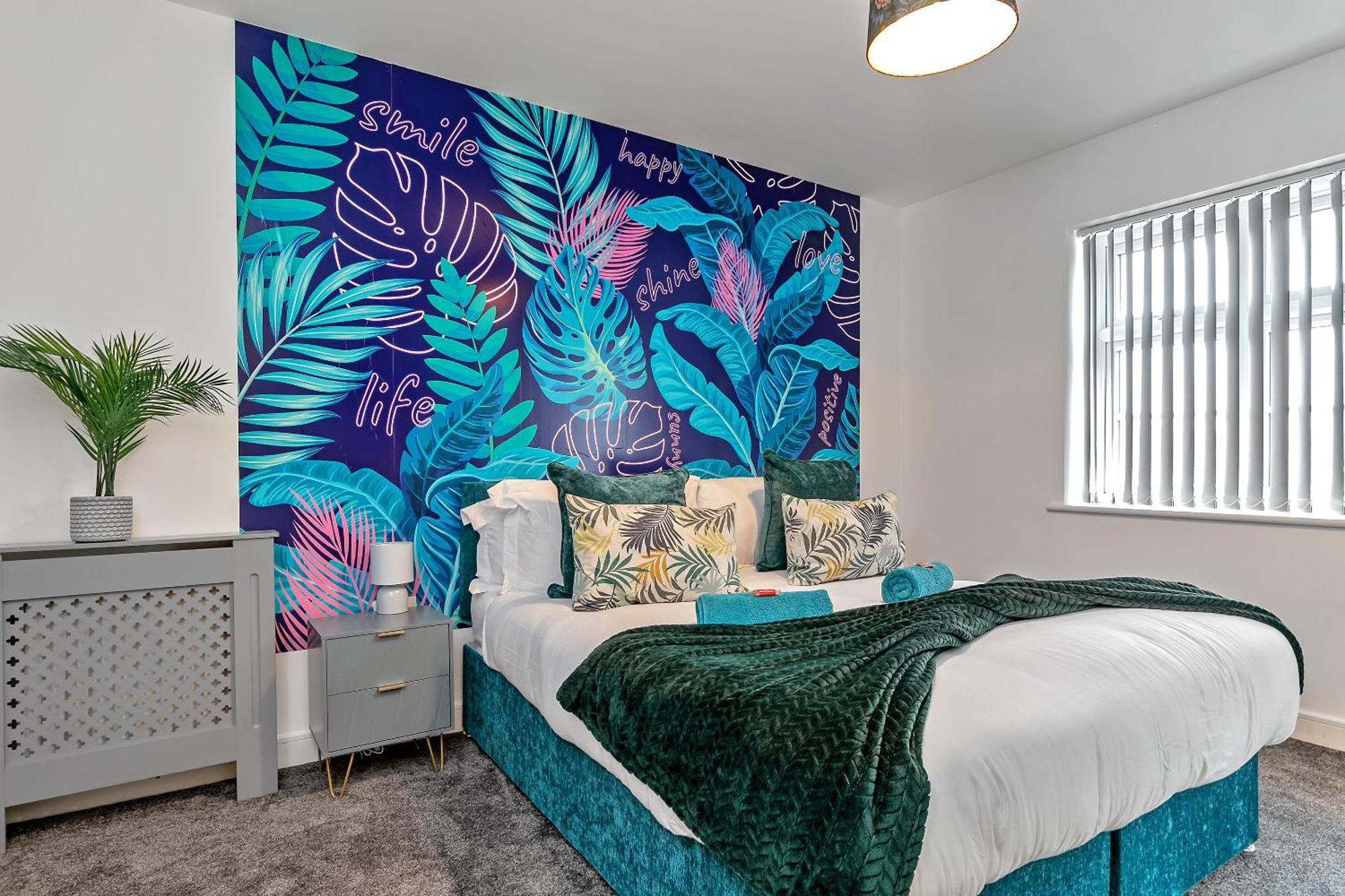Apartment Stunning Two Bedroom-free Parking-central Location-two Bathrooms-close To Airport & Station