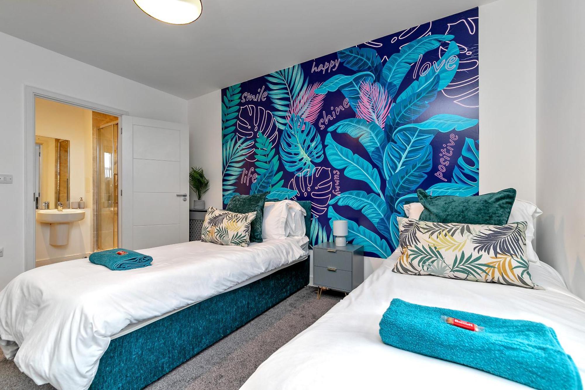 Stunning Two Bedroom-free Parking-central Location-two Bathrooms-close To Airport & Station *