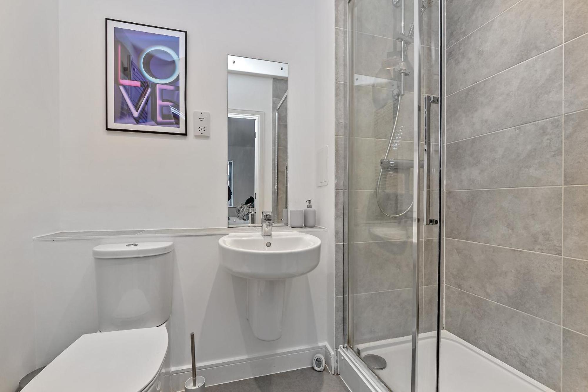 Stunning Two Bedroom-free Parking-central Location-two Bathrooms-close To Airport & Station Luton (Bedfordshire)