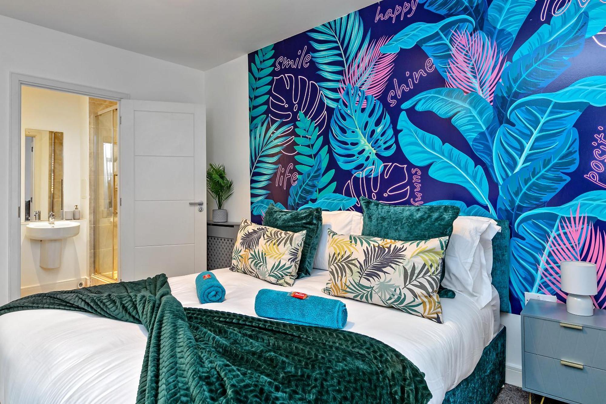Stunning Two Bedroom-free Parking-central Location-two Bathrooms-close To Airport & Station