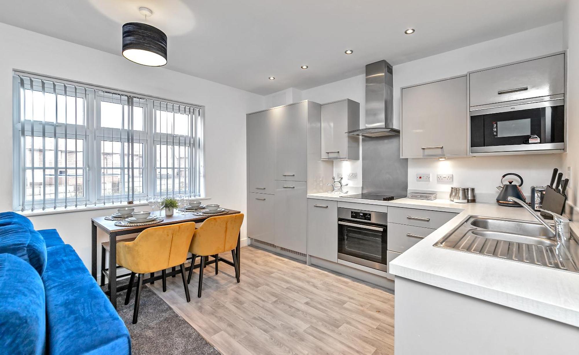 Apartment Stunning Two Bedroom-free Parking-central Location-two Bathrooms-close To Airport & Station