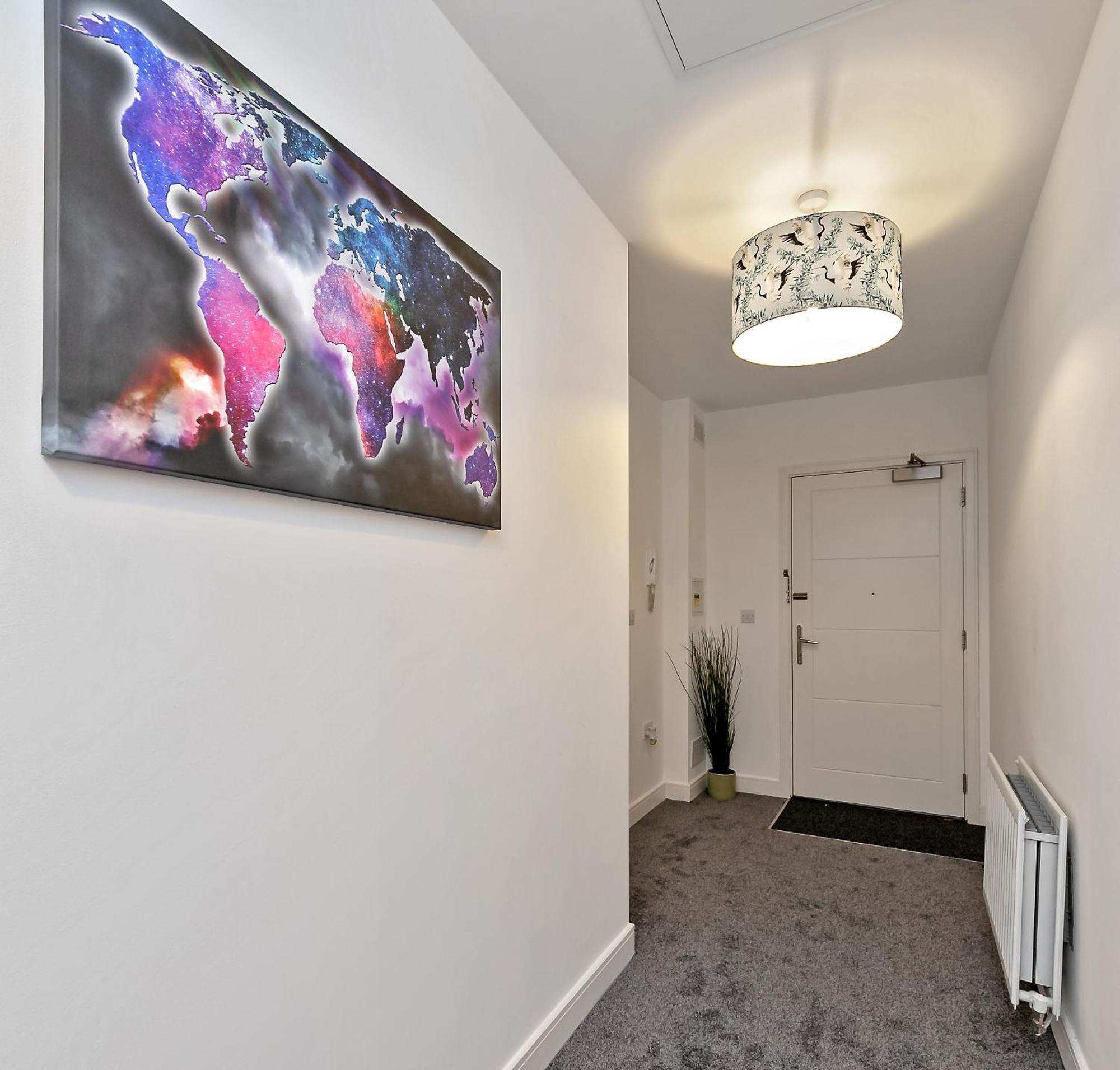 Stunning Two Bedroom-free Parking-central Location-two Bathrooms-close To Airport & Station *