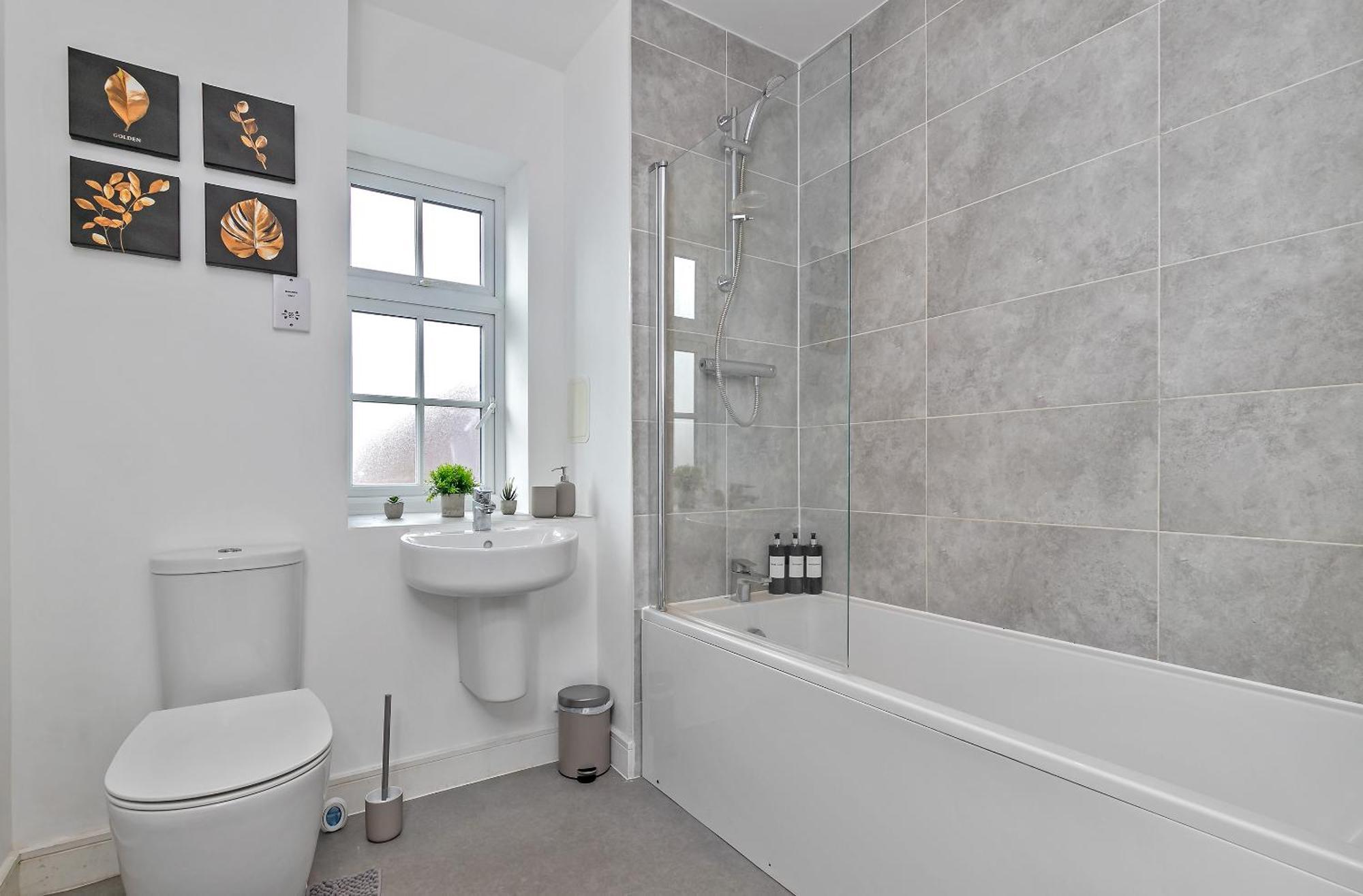 Stunning Two Bedroom-free Parking-central Location-two Bathrooms-close To Airport & Station Apartment
