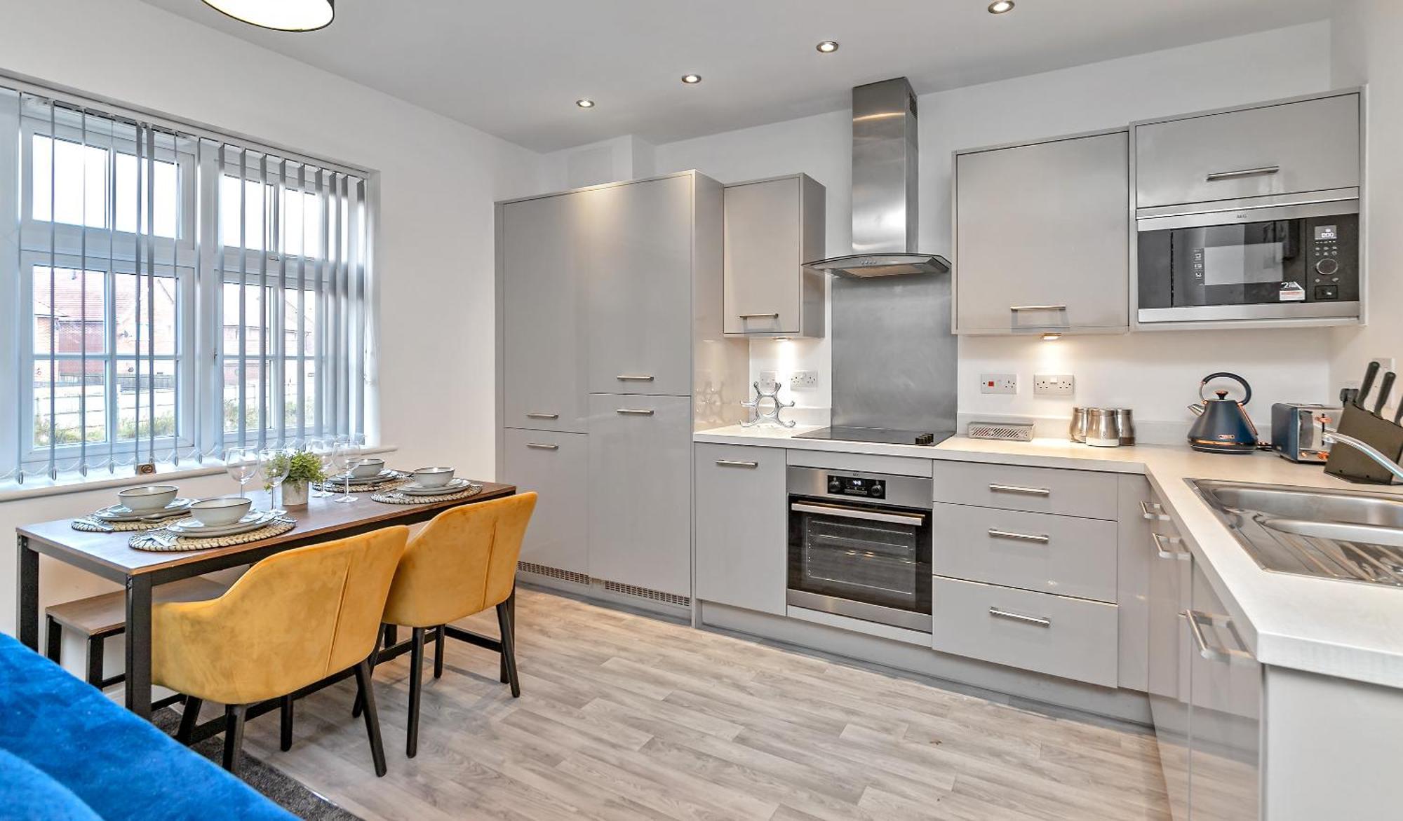 Stunning Two Bedroom-free Parking-central Location-two Bathrooms-close To Airport & Station Apartment Luton (Bedfordshire)